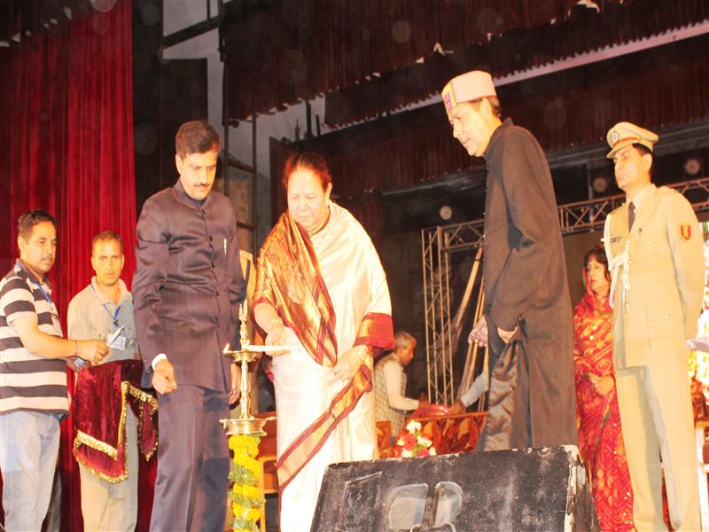 Governor inaugurates international Kullu Dussehra festival