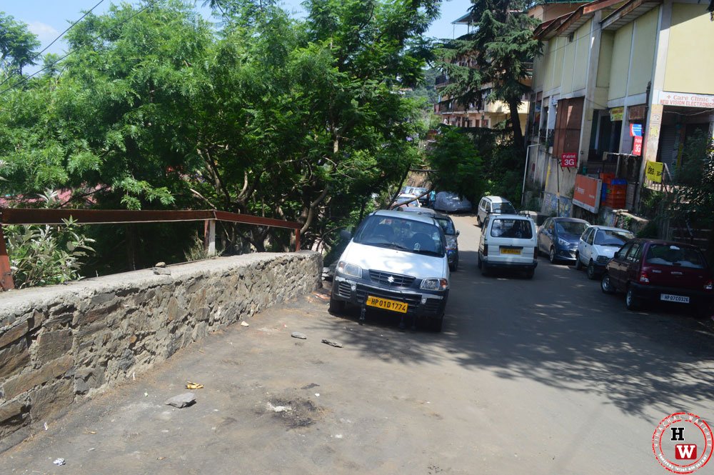 without-railing-road-vikas-nagar-near-police-chowki