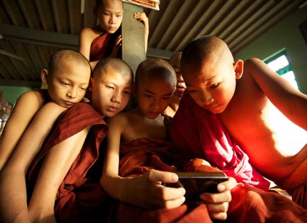 monk-using-internet