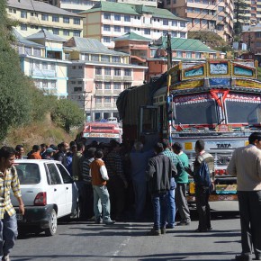 alto-truck-accident-shimla