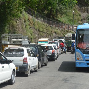 Shimla cop caught violating traffic rule and risking life of other citizen to correct his fault