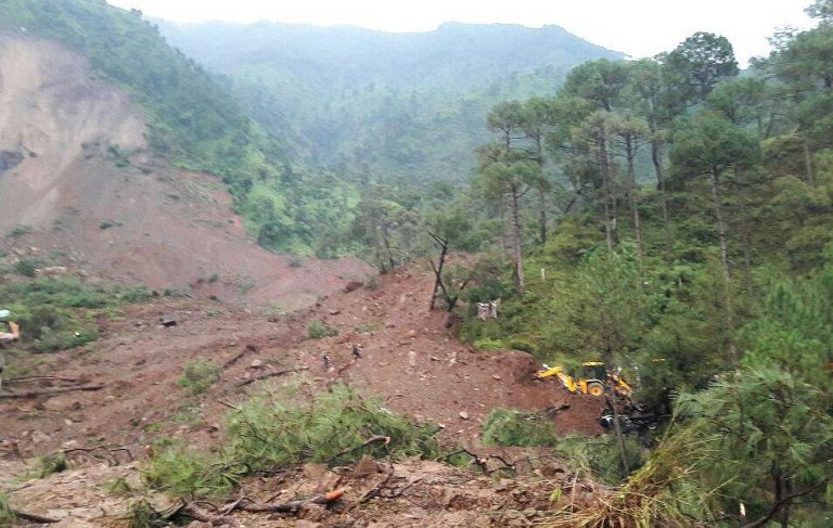 Gigantic landslide in Himachal’s Mandi | Himachal Watcher