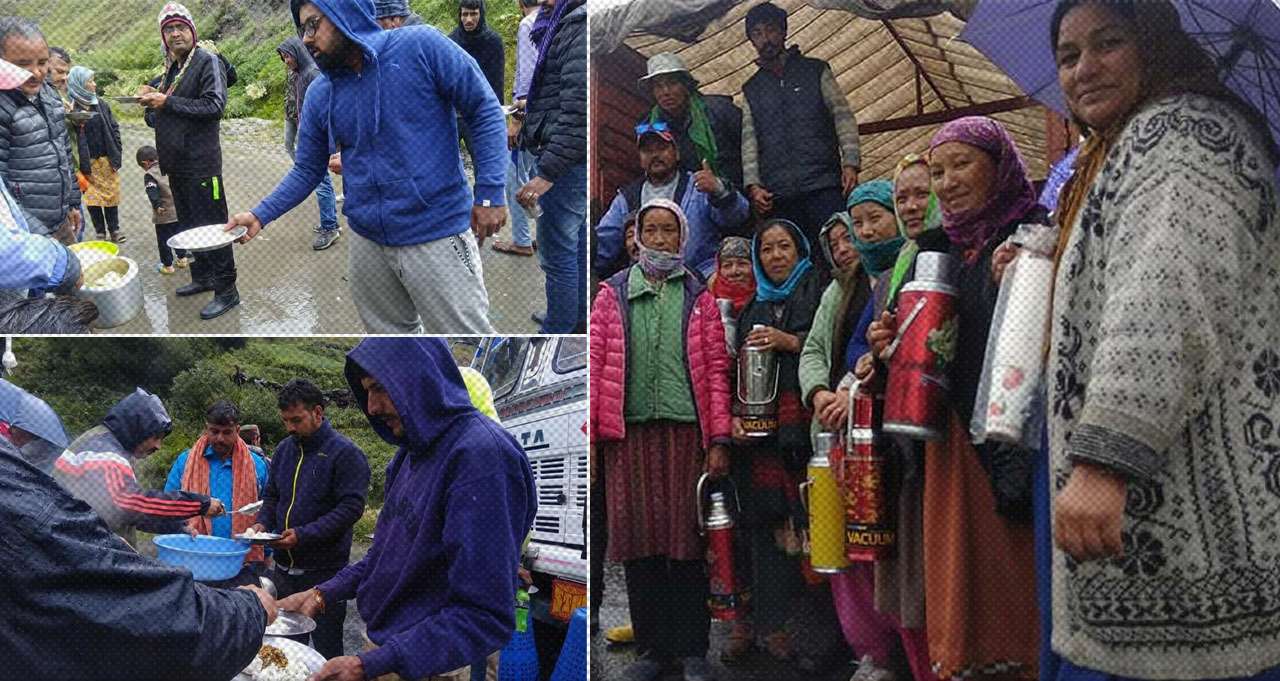 Lahaul-Spiti Locals help standed tourists