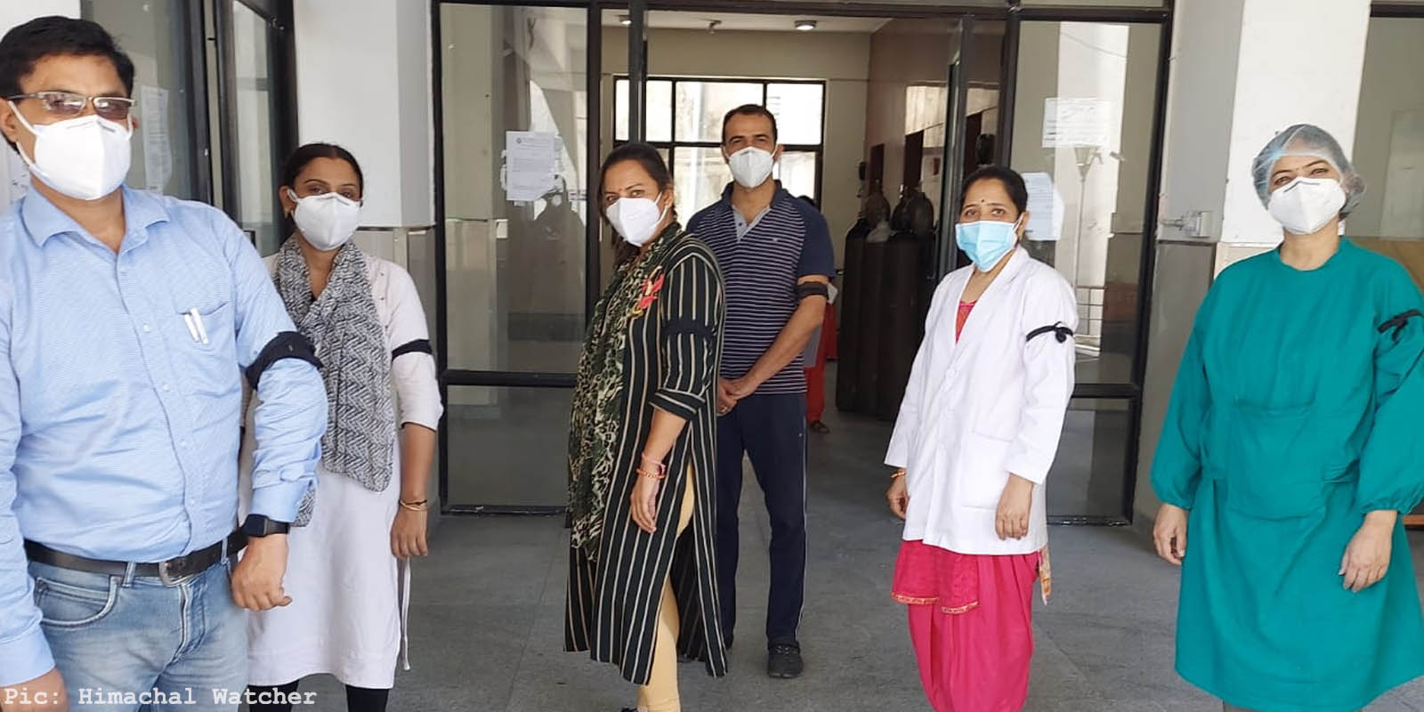 doctors in himachla pradesh wearing black ribbons